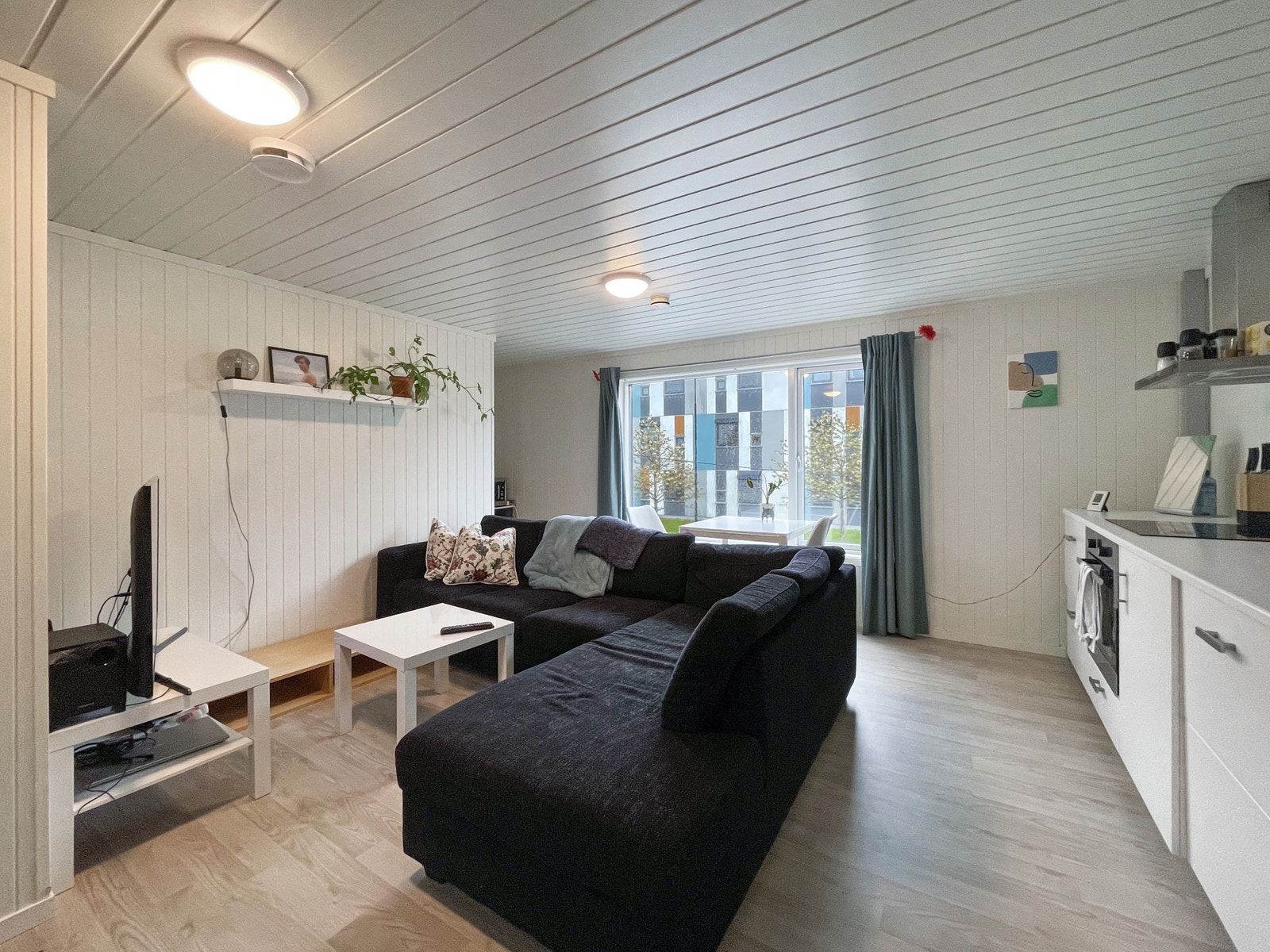 Stue med plass til sittegruppe. Galleribilde