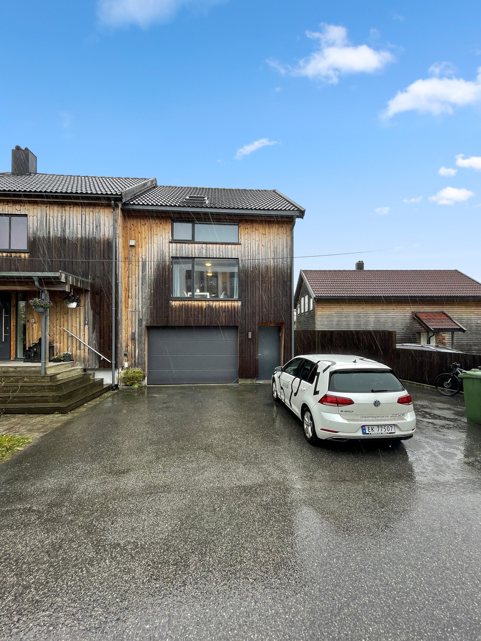 Leiligheten er over garasjen i andre etasje samt lofts-etasjen. Galleribilde