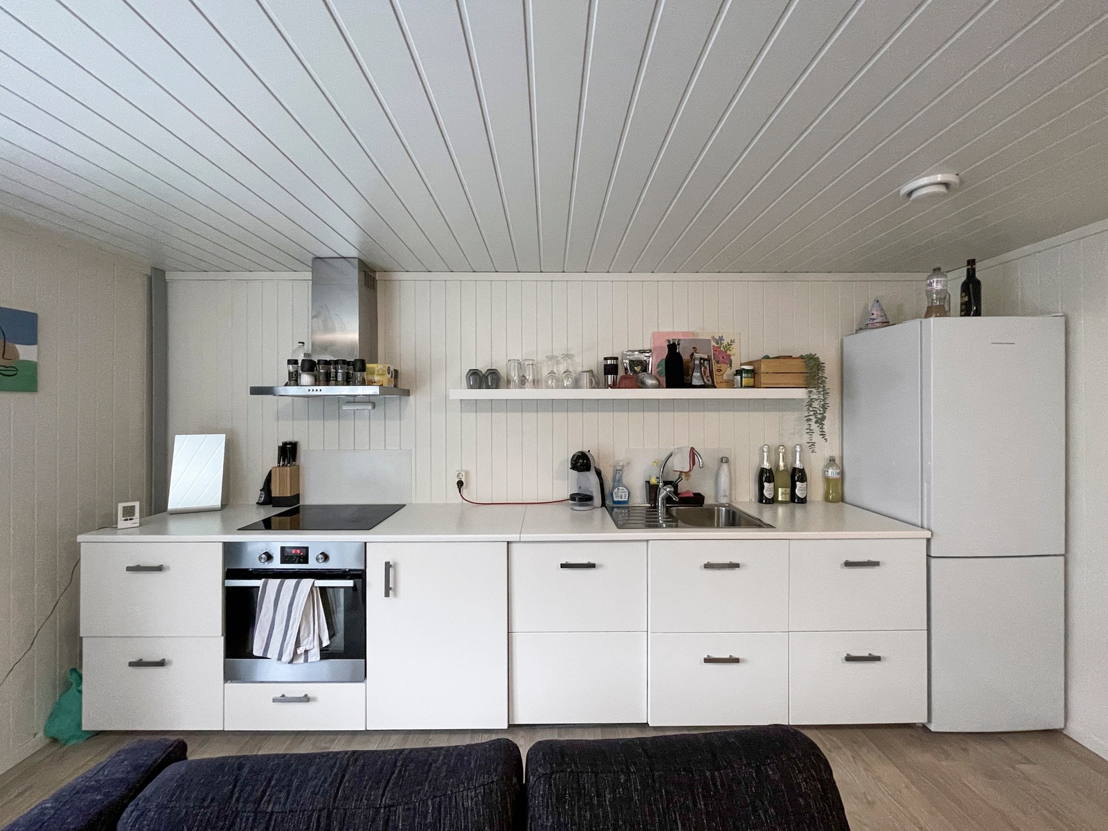 Kjøkken med god skap- og benkeplass Galleribilde