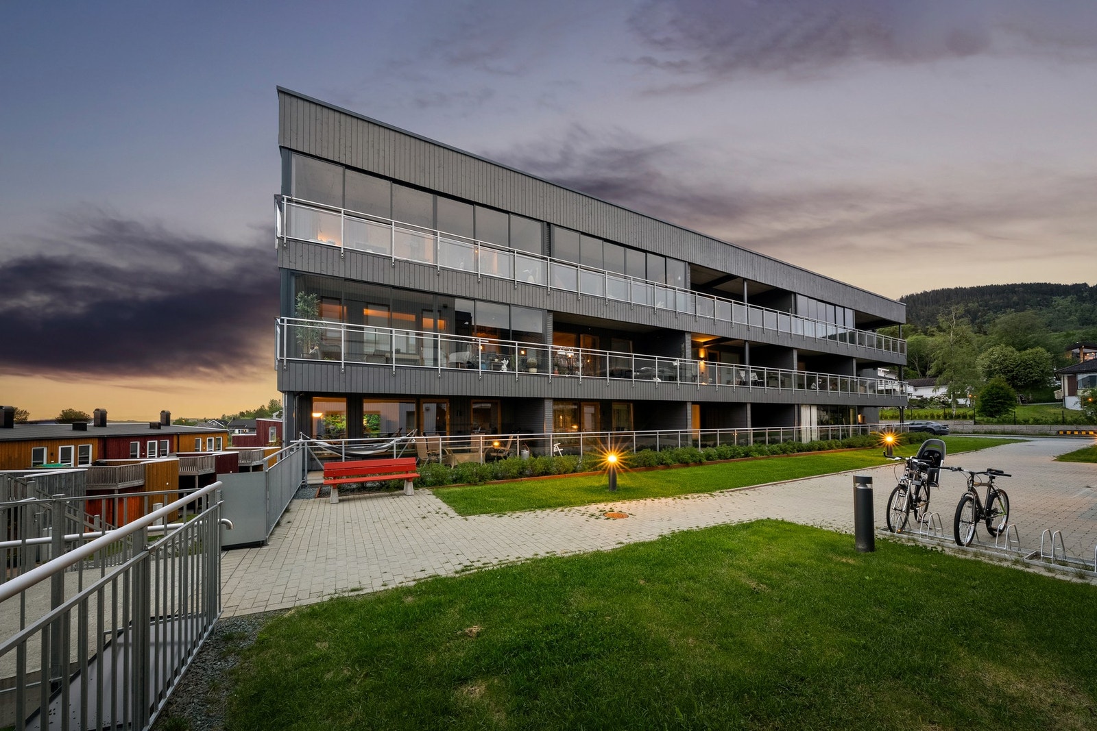 Borettslaget har flotte fellesområder som kan nytes av beboerne. Leiligheten har en enkel adkomst fra bakkeplan. Heis fra p-kjeller til leiligheten. Sportsbod i kjeller. Galleribilde