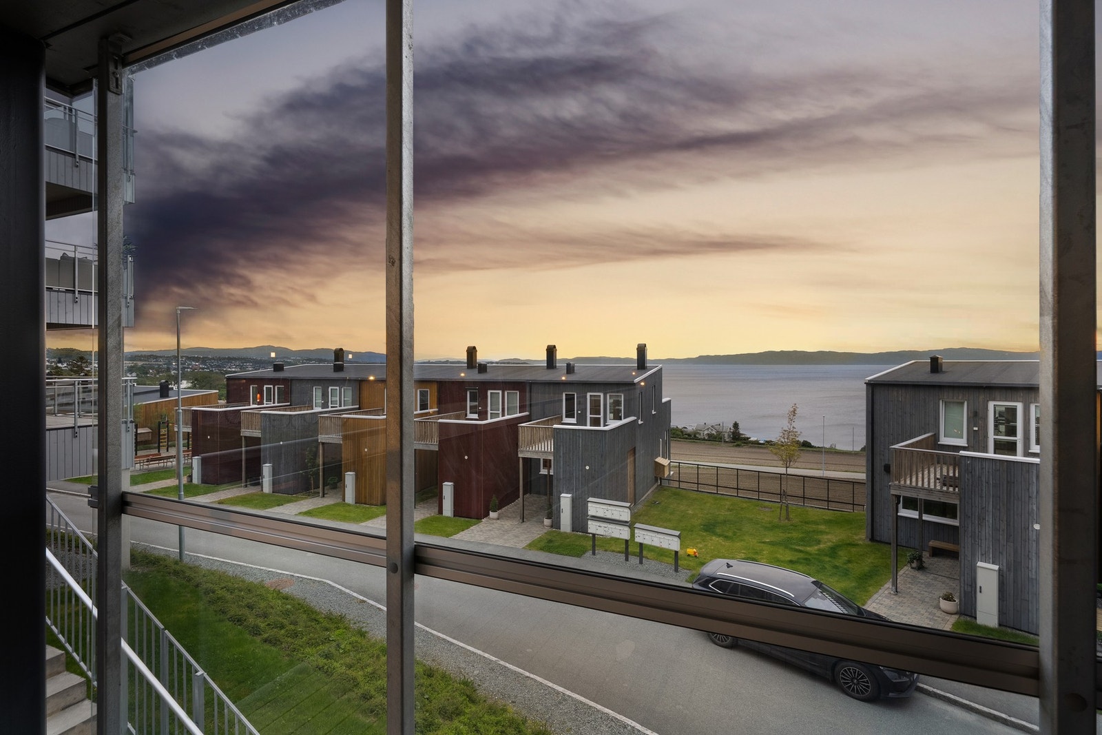 Leiligheten har en vestvendt og flott terrasse. Leiligheten ligger godt til i 1. etasje med livsløpsstandard. Galleribilde