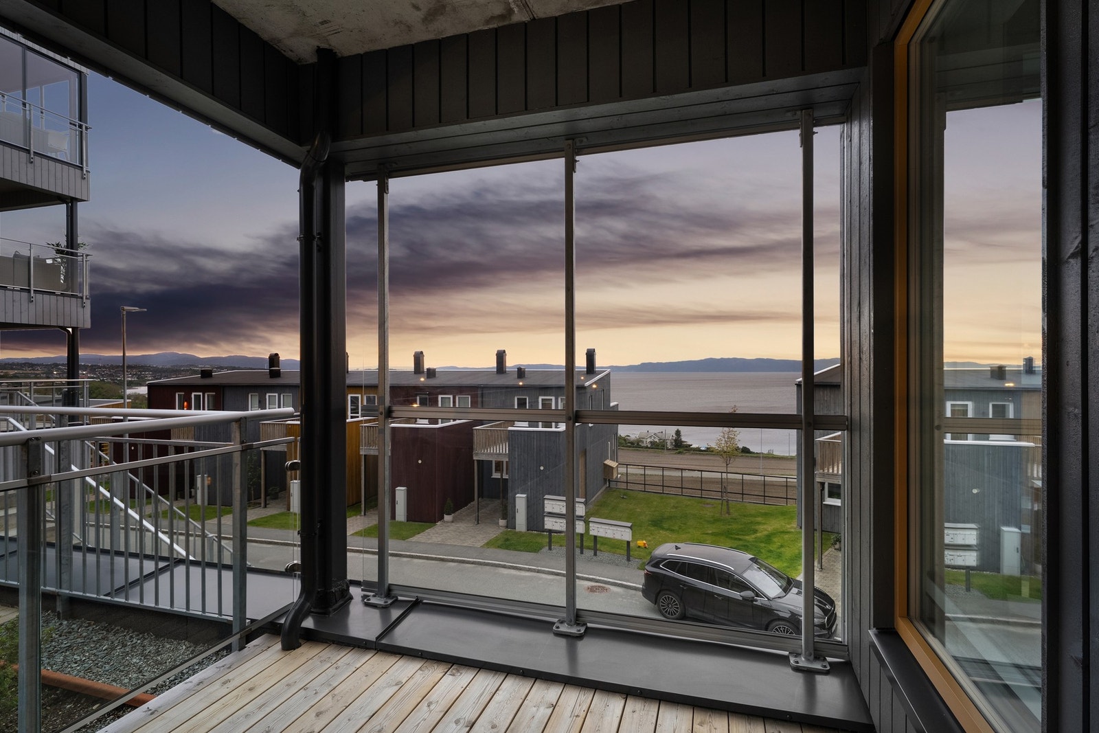 Her har man ypperlige sol- og utsiktsforhold. Fra leiligheten ser man også Væreholmen. Galleribilde