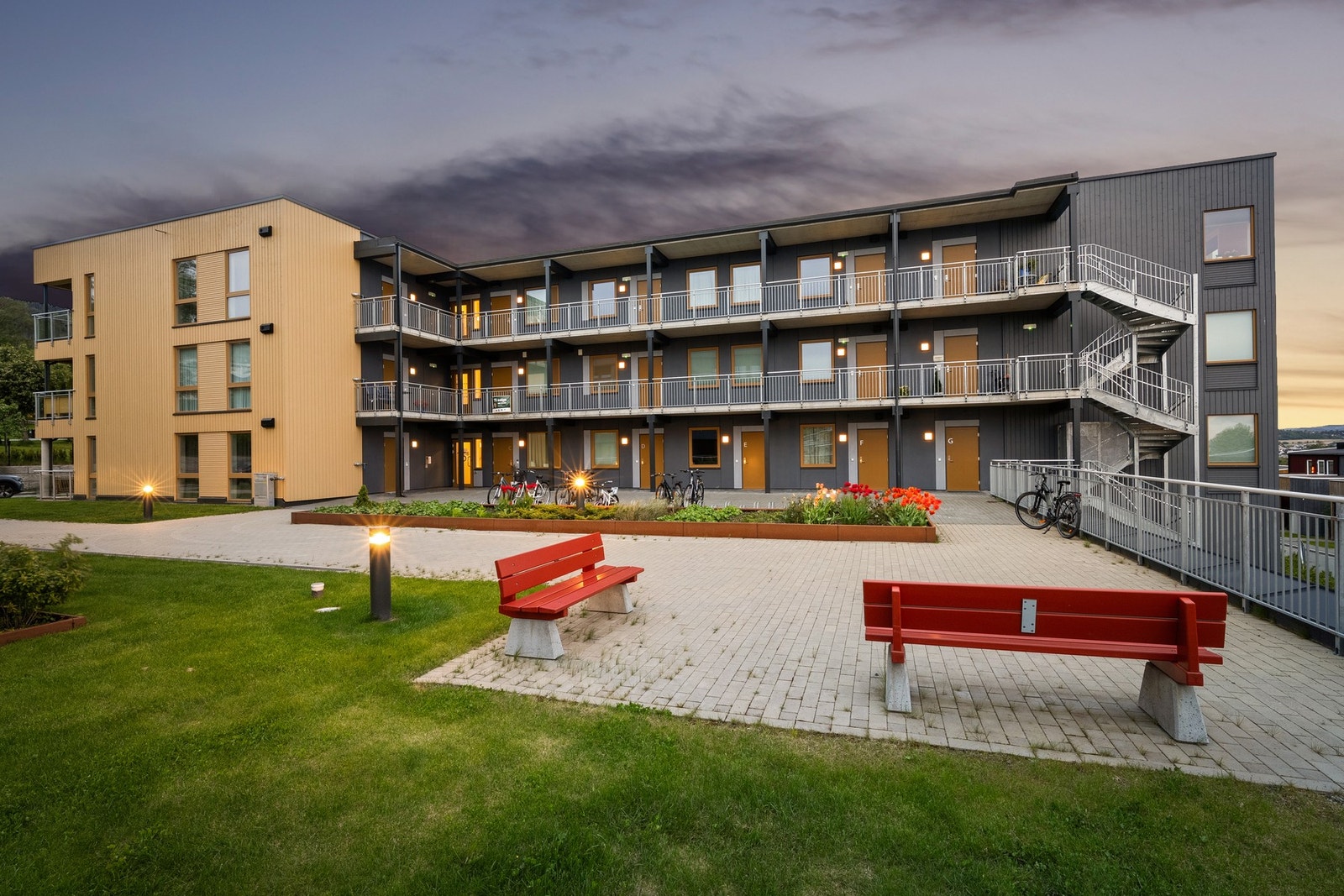 Fasade. Boligen ligger i 1. etasje og vendt ut mot flotte grøntarealer. Det er også mulig å ordne en egen parsell for dyrking av grønnsaker og det man måtte ønske. Galleribilde