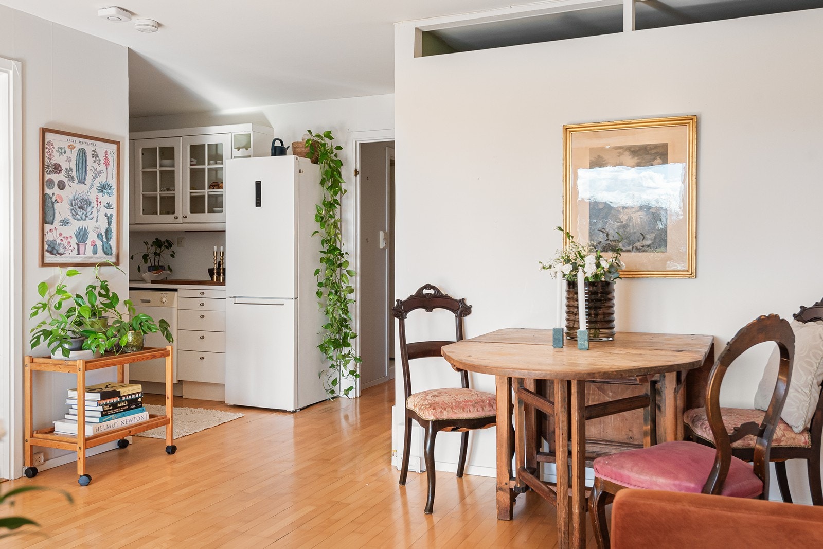 En åpen og sosial planløsning, lyse overflater og parkett på gulv Galleribilde