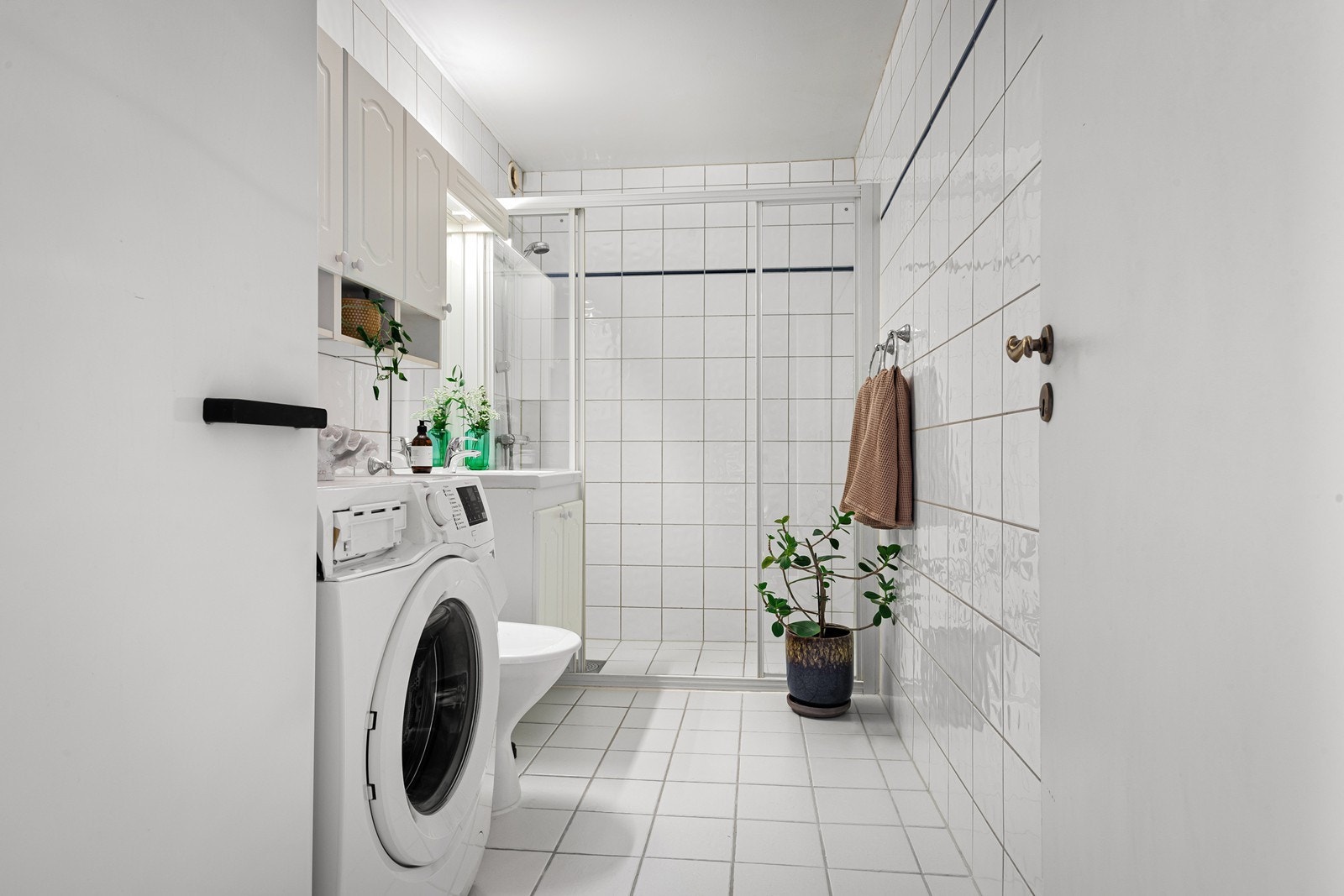 Lyst og tidløst bad med opplegg for vaskemaskin Galleribilde
