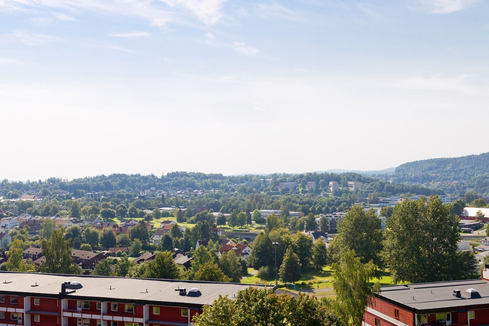 Lillehauger ligger høyt, fritt, usjenert og solrikt Galleribilde