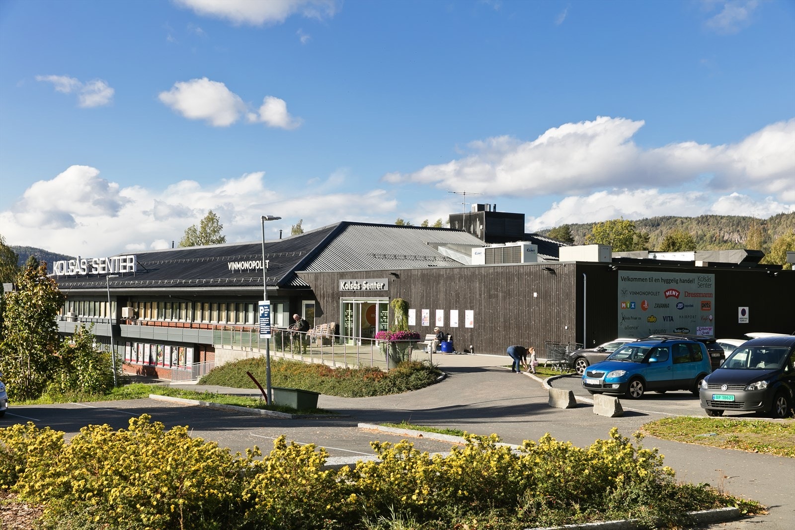 Kolsåssenteret med Meny, Vinmonopolet, apotek og diverse klesforretninger m.m. Galleribilde