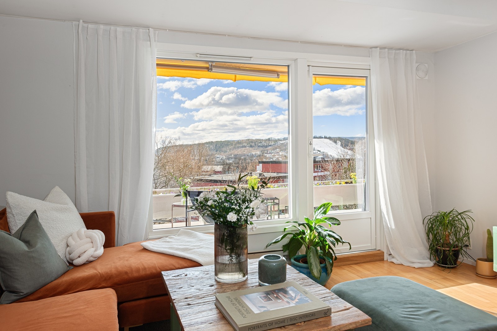 Fra stue er det utgang til herlig terrasse på hele 12 kvm Galleribilde