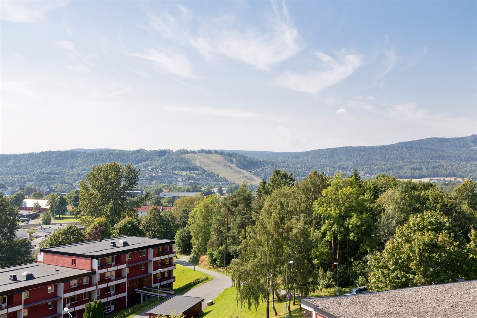 Fra leiligheten er det ca. 5 min. gange til T-bane og kjøpesenter på Kolsås Galleribilde