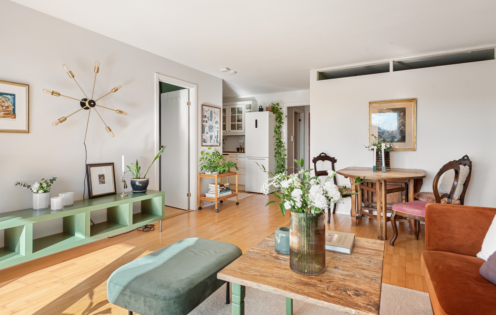 Delvis åpen stue- kjøkkenløsning. Sovealkoven er mulig å fjerne med enkle grep hvis ønskelig. Galleribilde