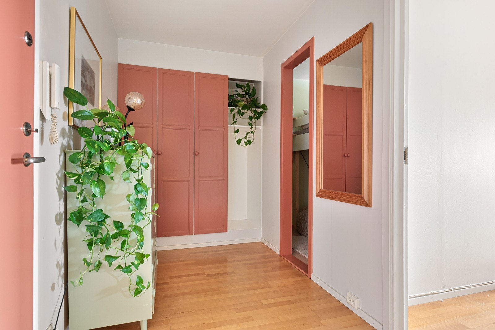 Romslig og innbydende gang med innebygde garderobeløsninger. Tak og garderobeskap ble malt i 2024. Galleribilde