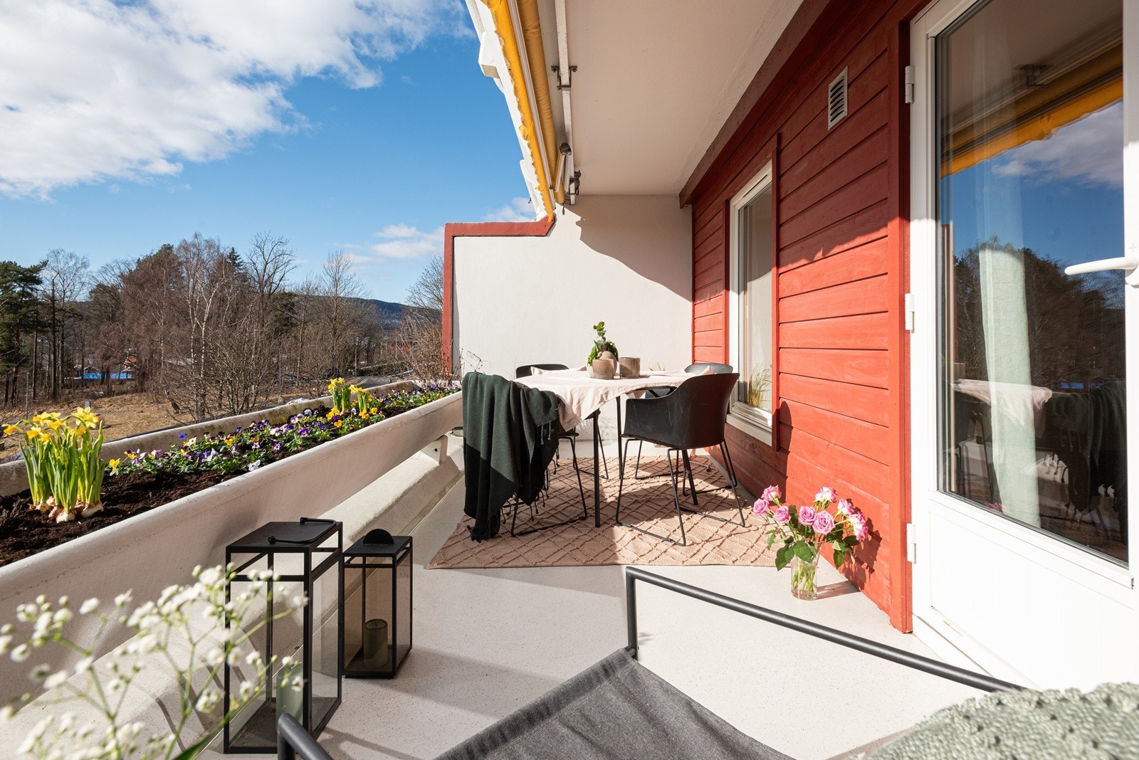 Velkommen til Lillehauger 3 - en romslig 2-roms med stor, solrik terrasse og herlig utsikt! Galleribilde