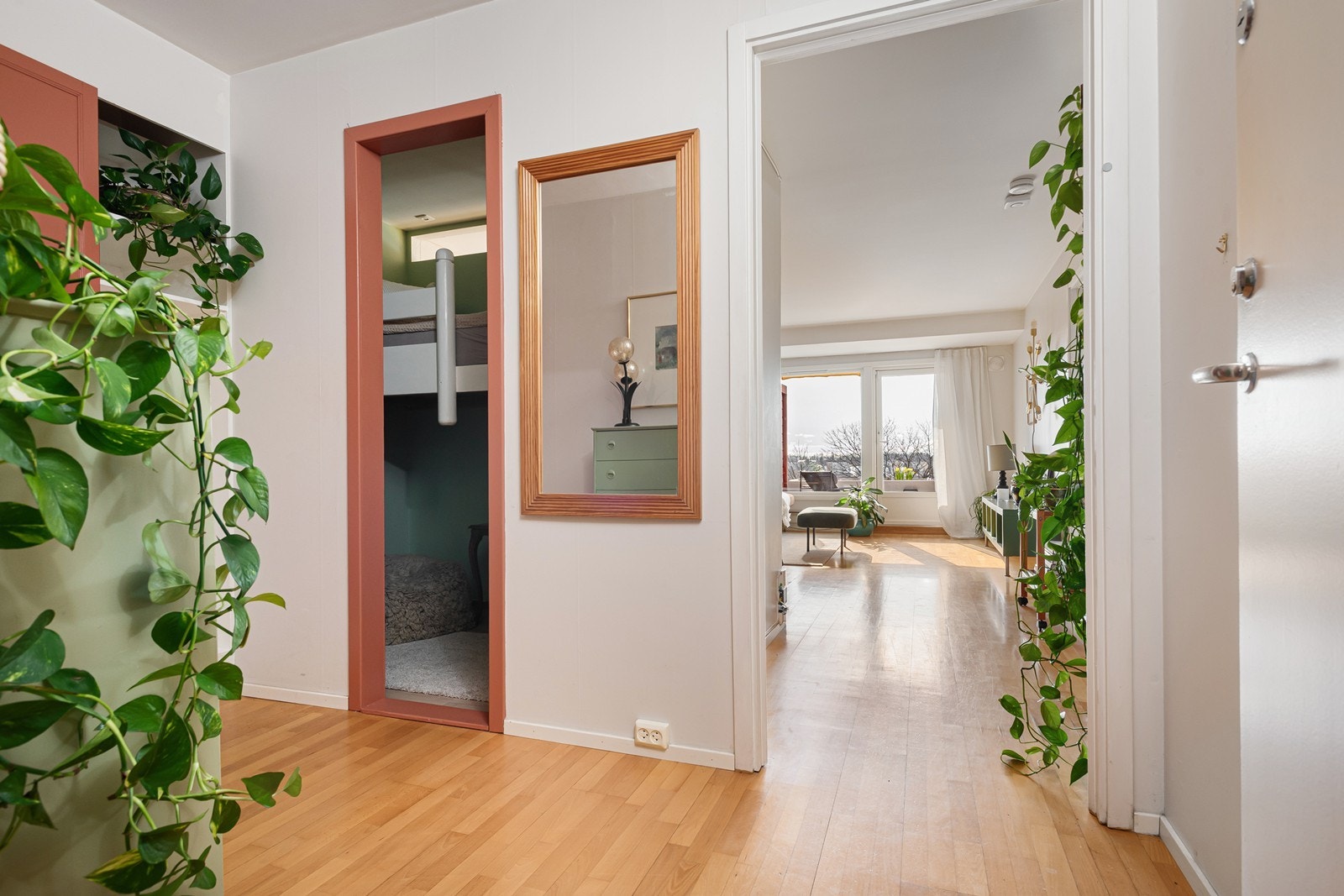 Leiligheten oppleves lys og velholdt med god størrelse på alle rom Galleribilde