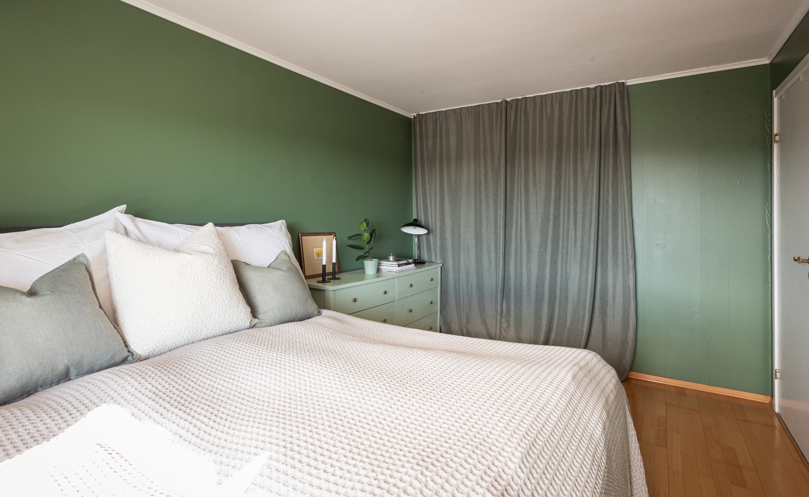 Innebygde garderobeløsninger bak forheng. Vegger og tak malt i 2024. Galleribilde