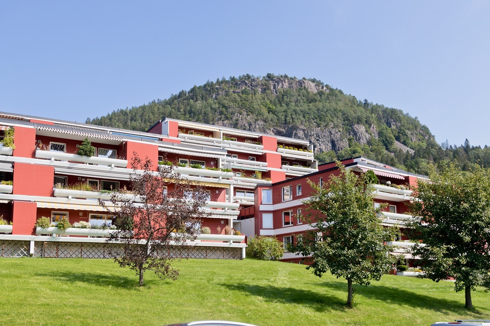 Hyggelig sameie med god vedlikeholdshistorikk, flotte utearealer og hyggelig bomiljø - her vil du trives! Galleribilde