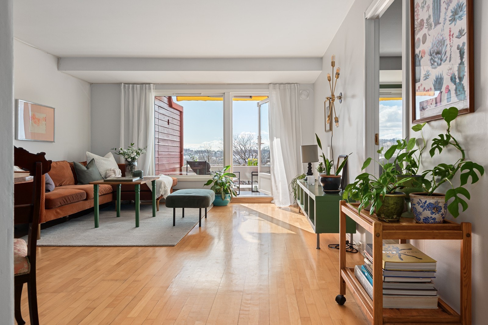 Det er plass til både sofagruppe og spisebord i stue Galleribilde