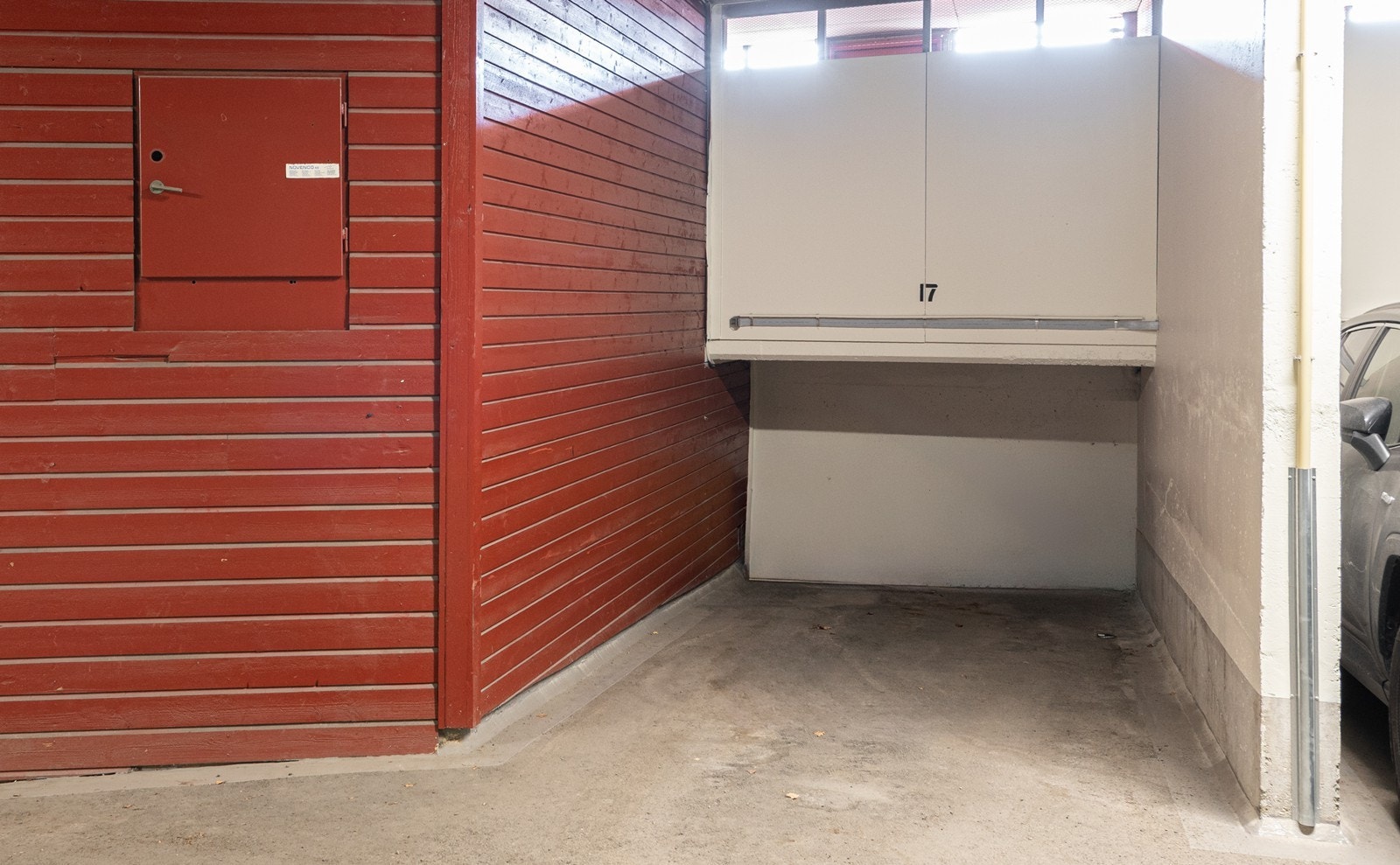 Fra leiligheten er det kort vei til tilhørende garasjeplass. Mulighet for å få satt opp elbil-lader. Galleribilde