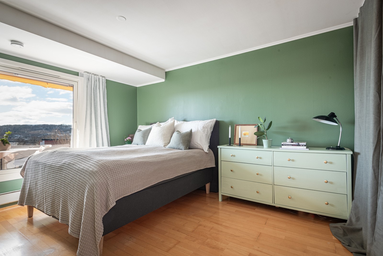 Stort soverom med god plass til dobbeltseng og garderobe Galleribilde