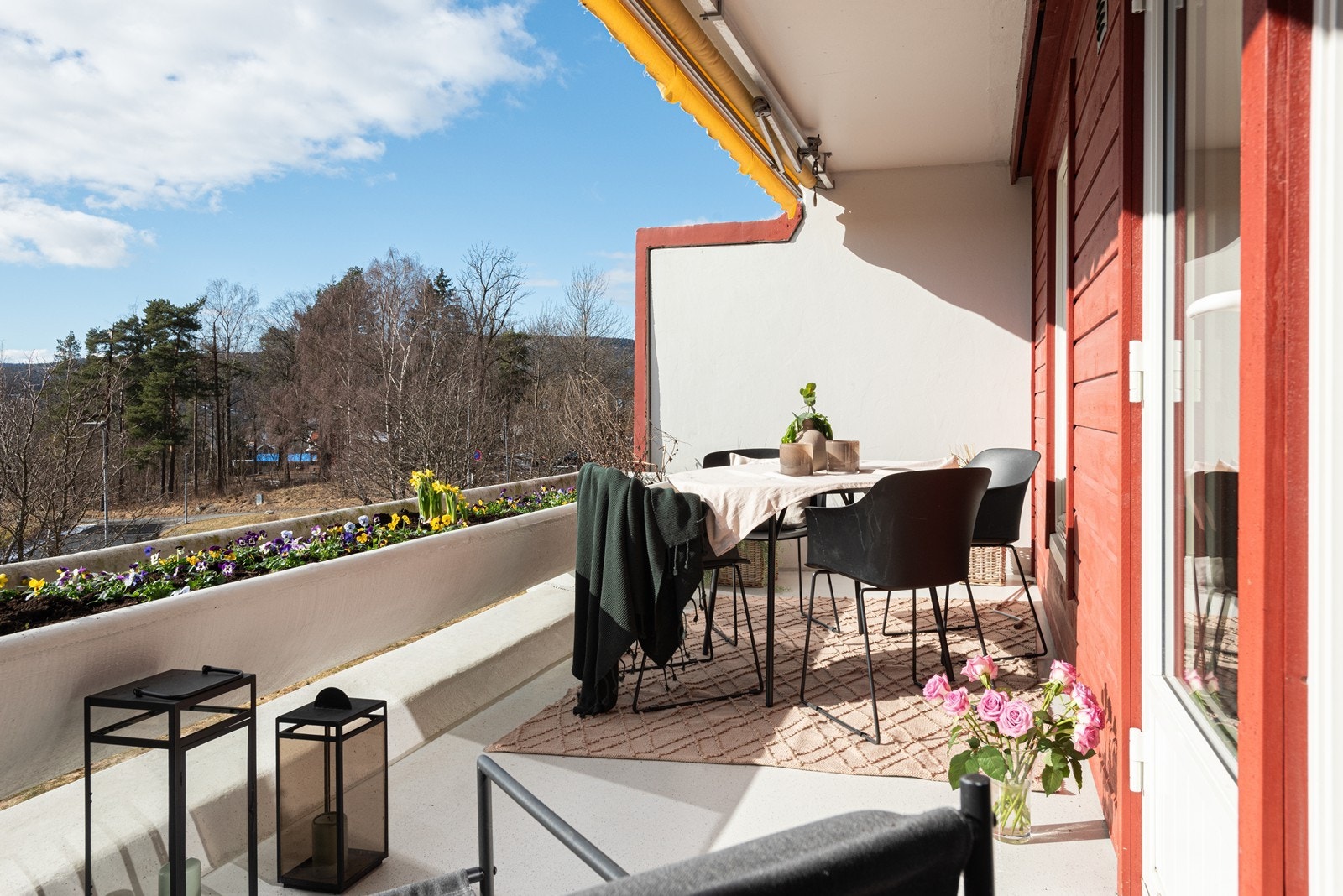 Terassen oppleves usjenert med lite innsyn. Det er også tilgang til en praktisk utebod på 2kvm. Galleribilde