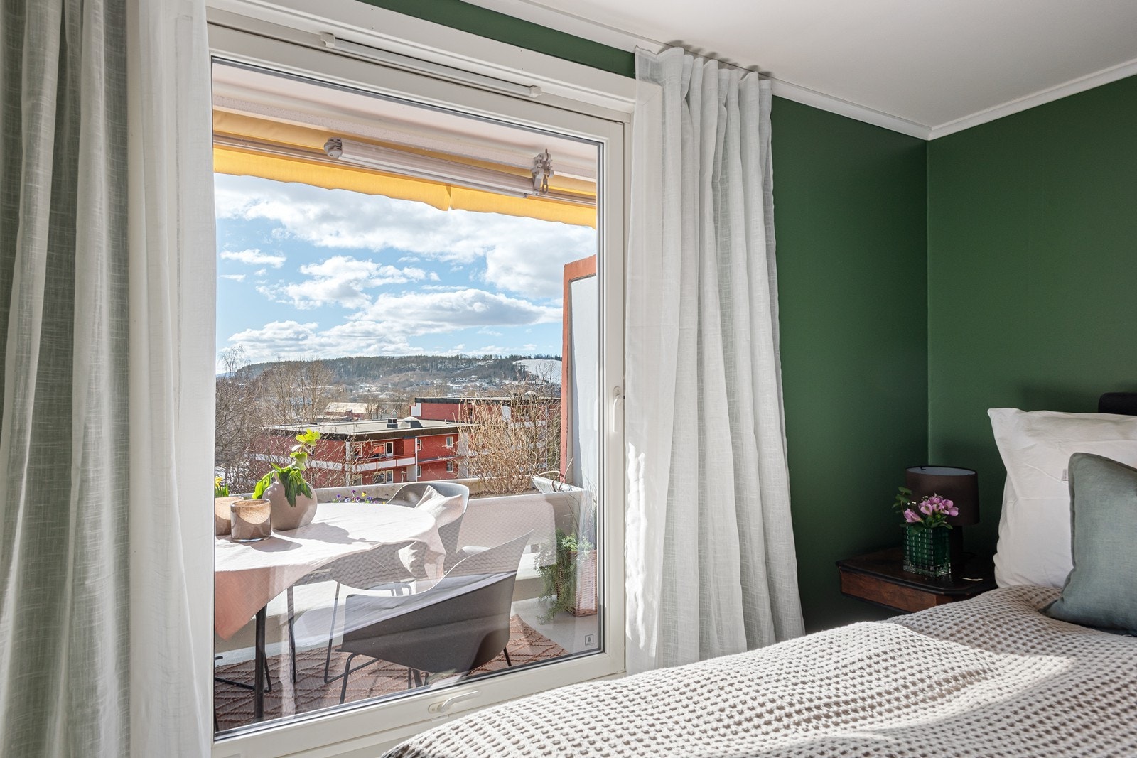 Hyggelig utsyn fra soverommet Galleribilde