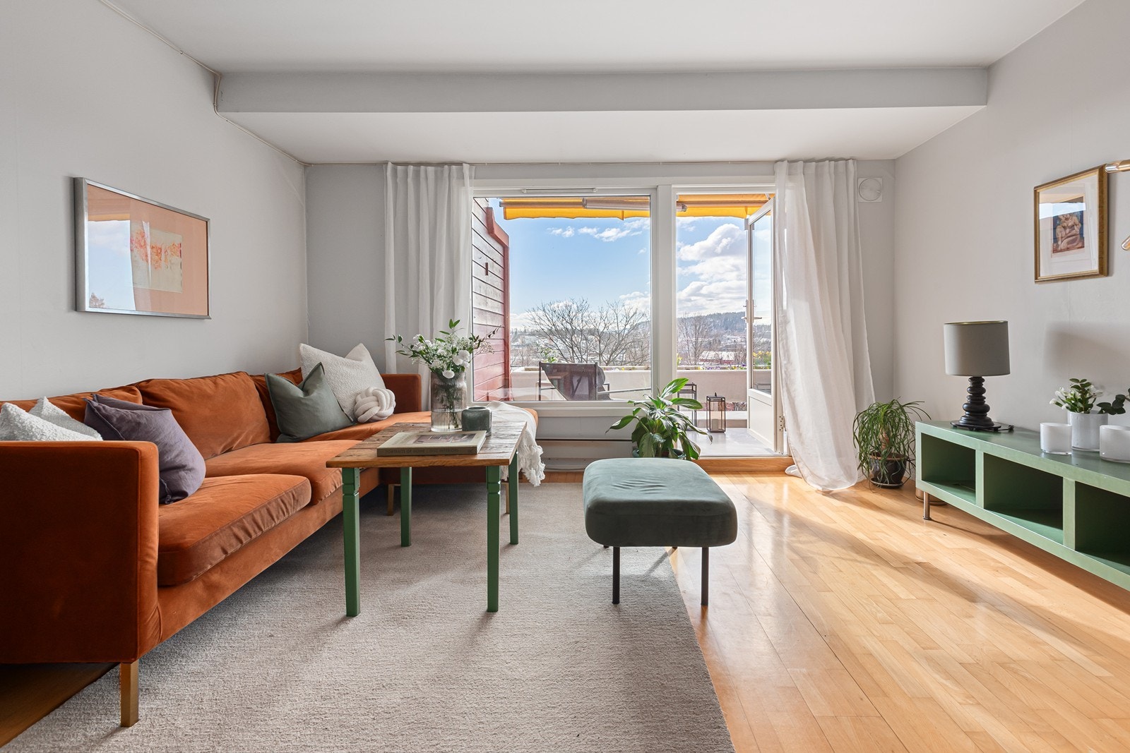 Stuen oppleves lys og romslig med store vindusflater som skaper en god atmosfære. Galleribilde