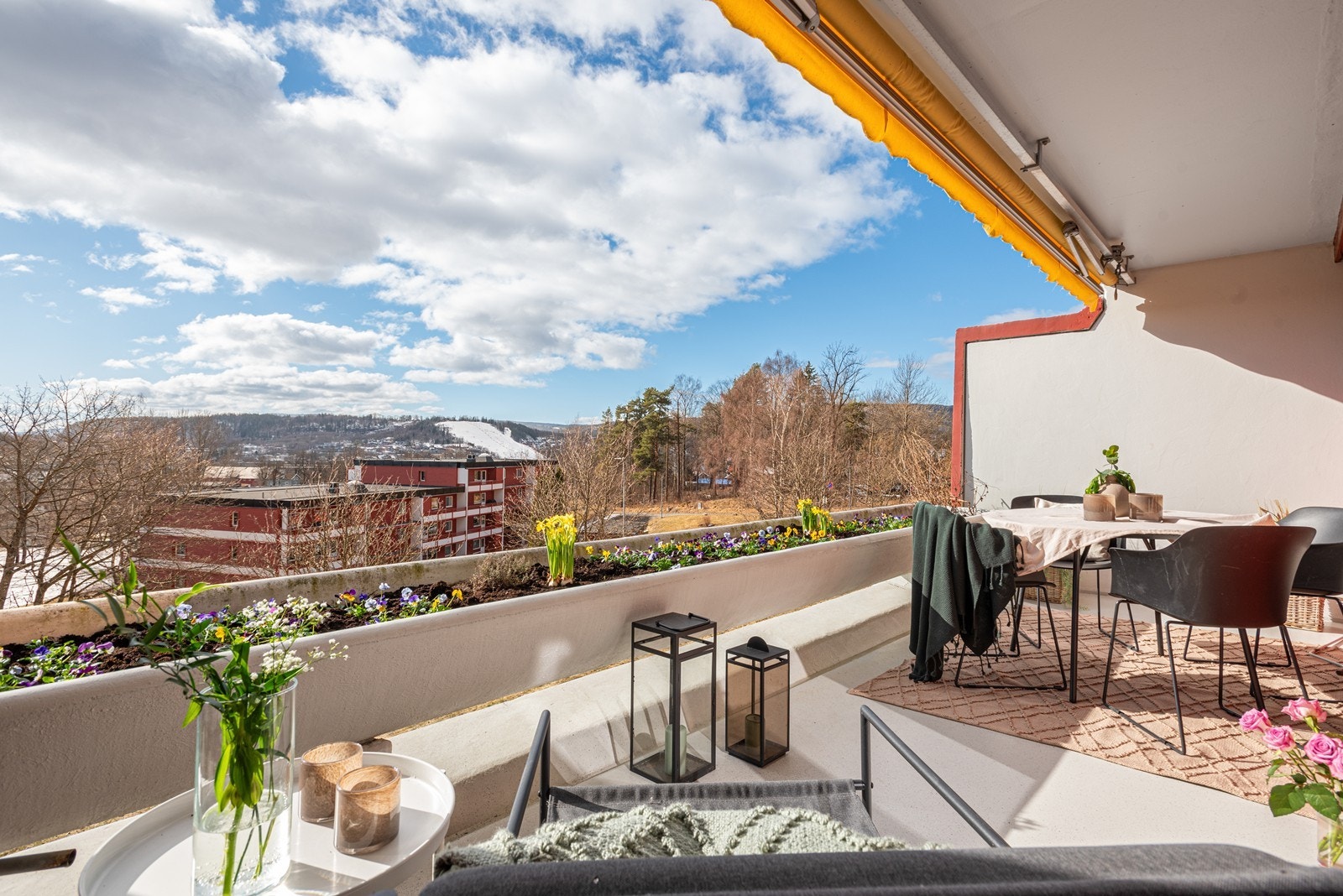 Leiligheten ligger i byggets 2.etg (-2 underetg.) med fritt utsyn og meget gode solforhold Galleribilde