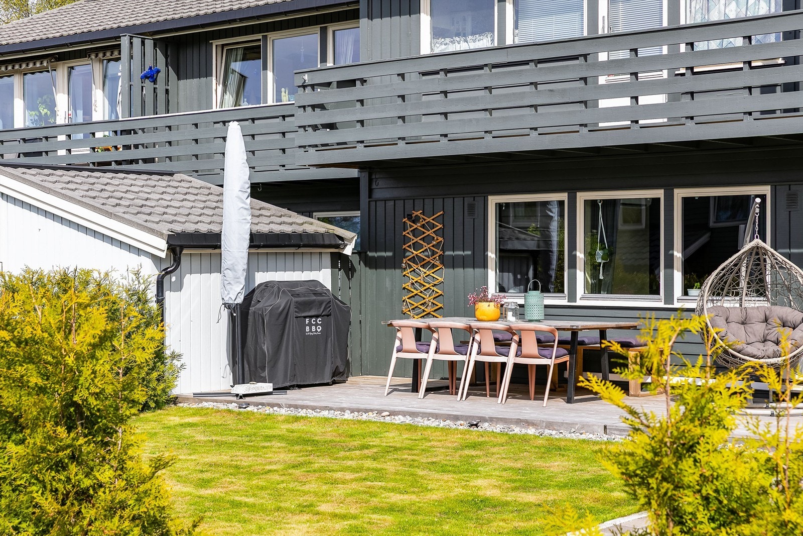 For både grilling og soling er den store terrassen perfekt. Galleribilde