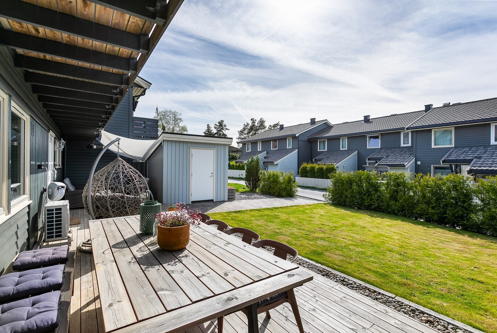 På den store terrassen kan du sommerstid få med deg solen fra tidlig ettermiddag til kveld, med følge av utsyn over den vakre hagen. Galleribilde