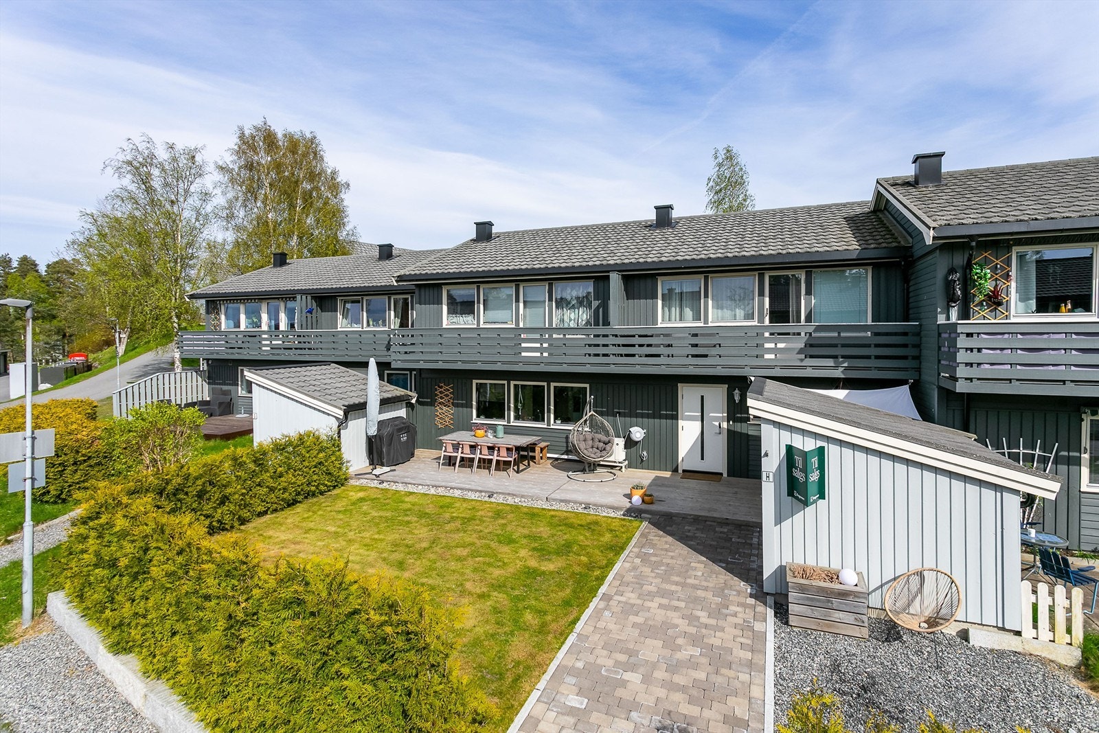 Utearealene rammes pent inn av tettvoksende hekk som også begrenser innsyn noe. Galleribilde