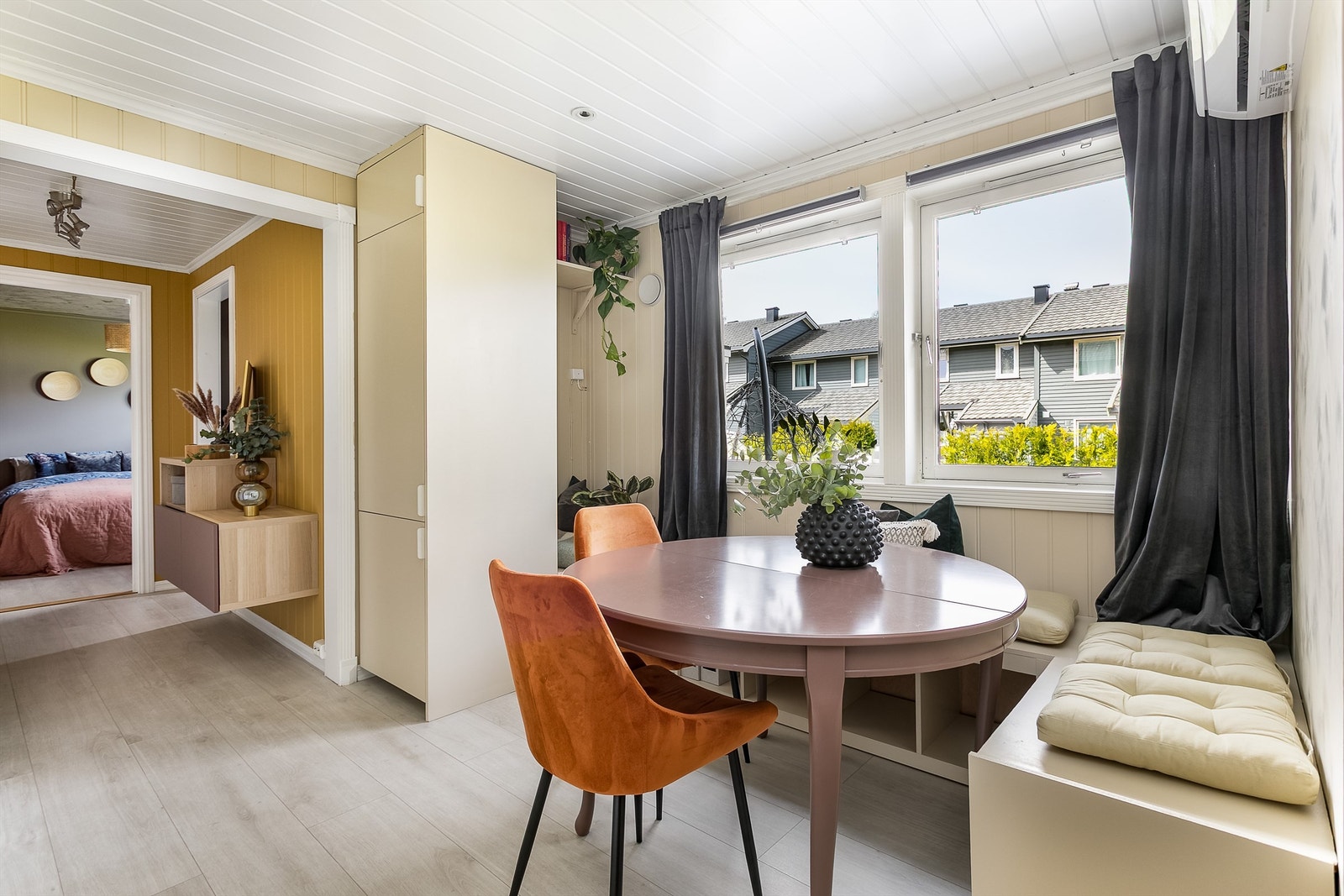 Leilighetens areal er meget godt utnyttet. Spisekroken foran stuevinduene er plassbygget, lysfylt og et fint sted å se ut på hagen. Galleribilde