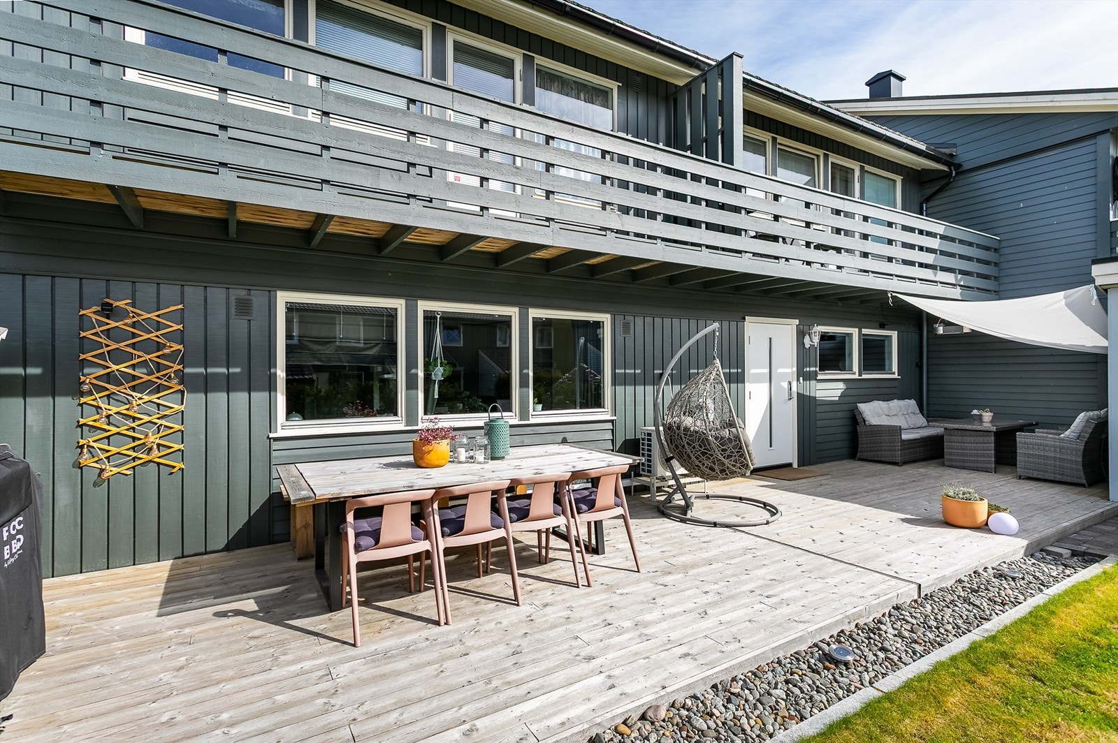 Leiligheten er i senere år betydelig oppgradert innvendig og har i tillegg påkostede utearealer som inviterer til aktiv bruk. Galleribilde