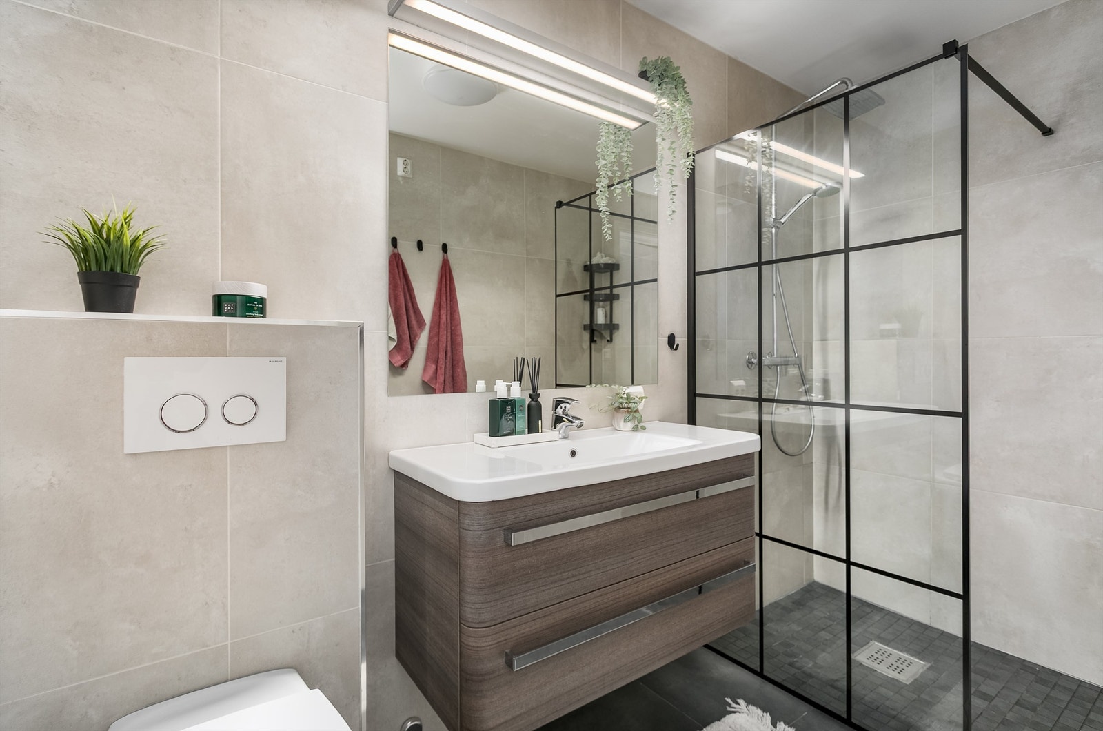 Badet har et moderne og stilrent uttrykk etter oppussing i senere år. Ny dusjvegg med industrielt uttrykk er montert nylig. Galleribilde