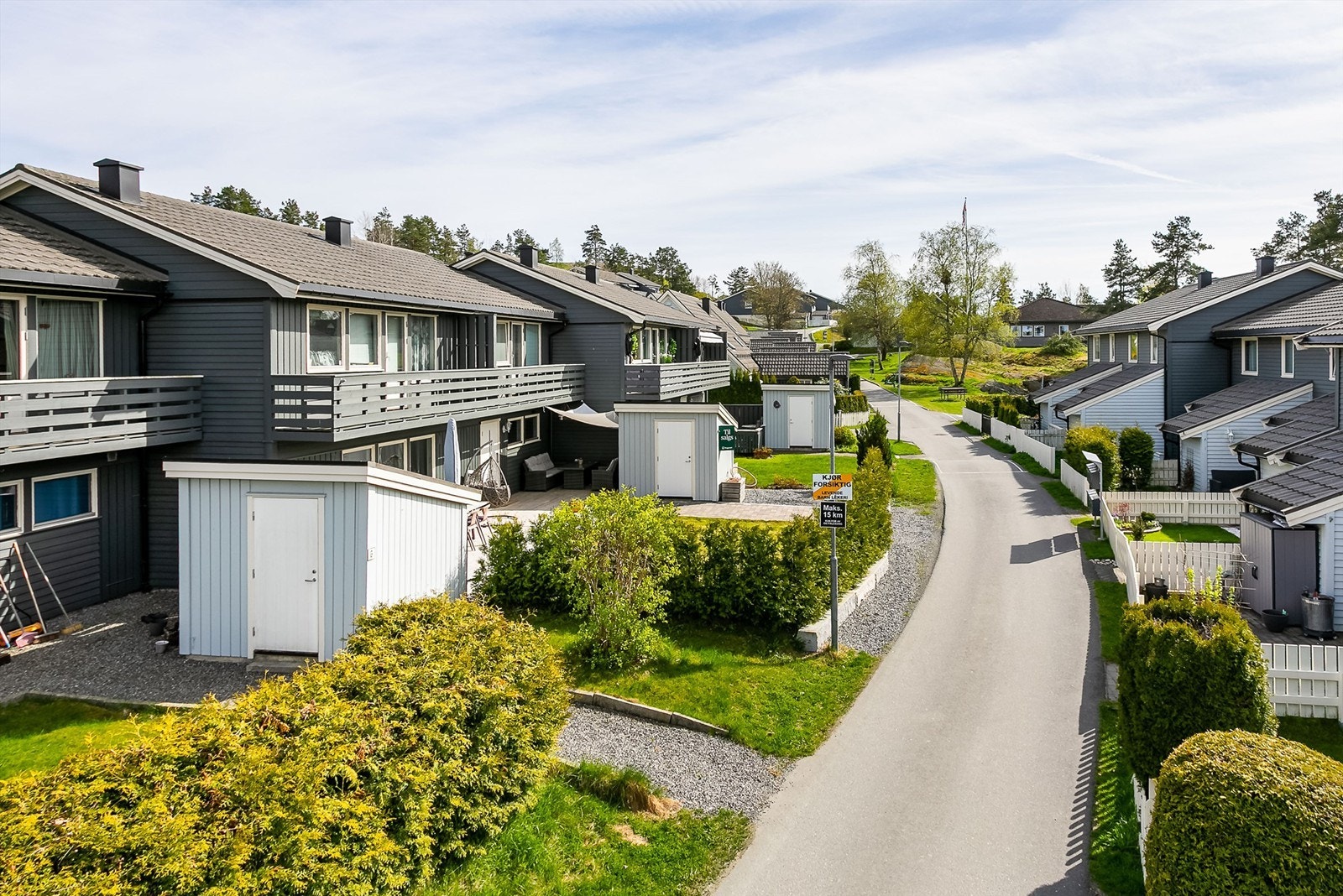 Gaten er nærmest uten biltrafikk og har et rolig, barnevennlig miljø. Galleribilde
