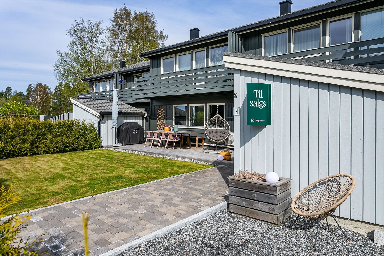 Grusplassen foran boden er perfekt for både sykkelparkering og en ekstra sittegruppe. Galleribilde