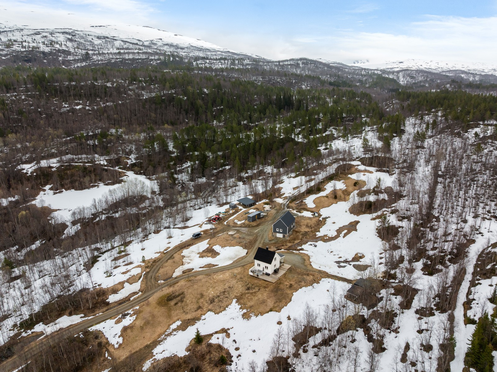 Eiendommen Høgli ligger i Malangen i Balsfjord kommune, ca. 3,5 km fra Meistervik i retning Storsteinnes.
