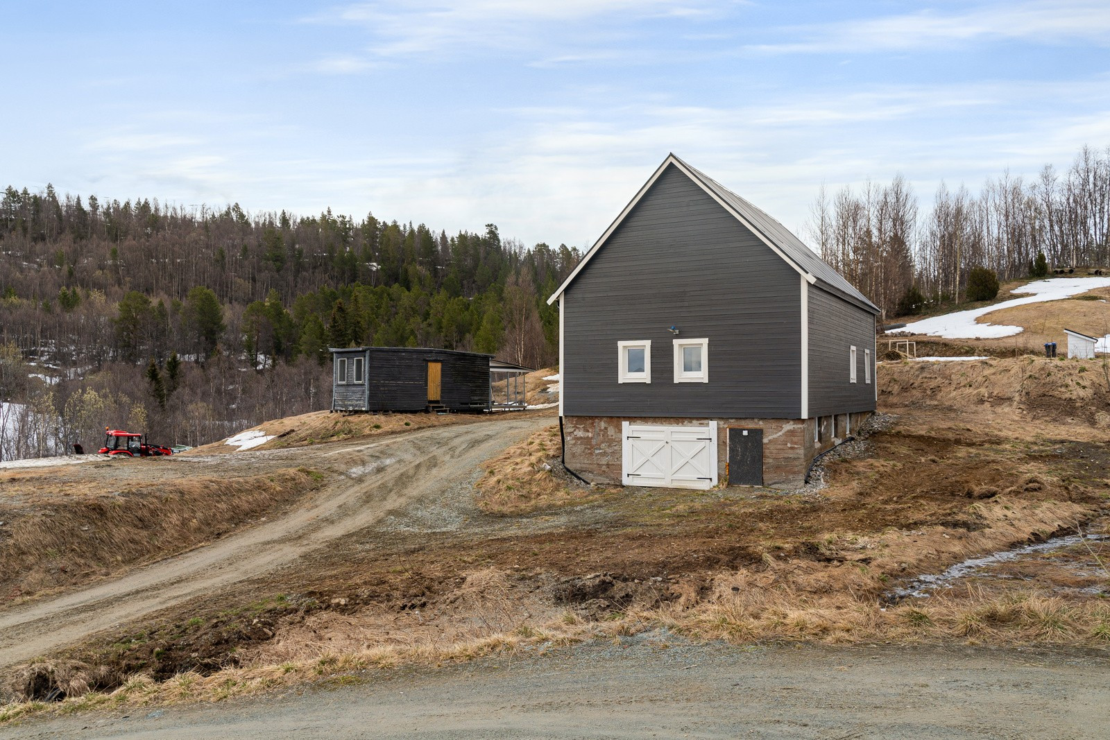 Perfekt for familieliv eller som base for småskala gårdsdrift, dyrehold eller annen virksomhet.