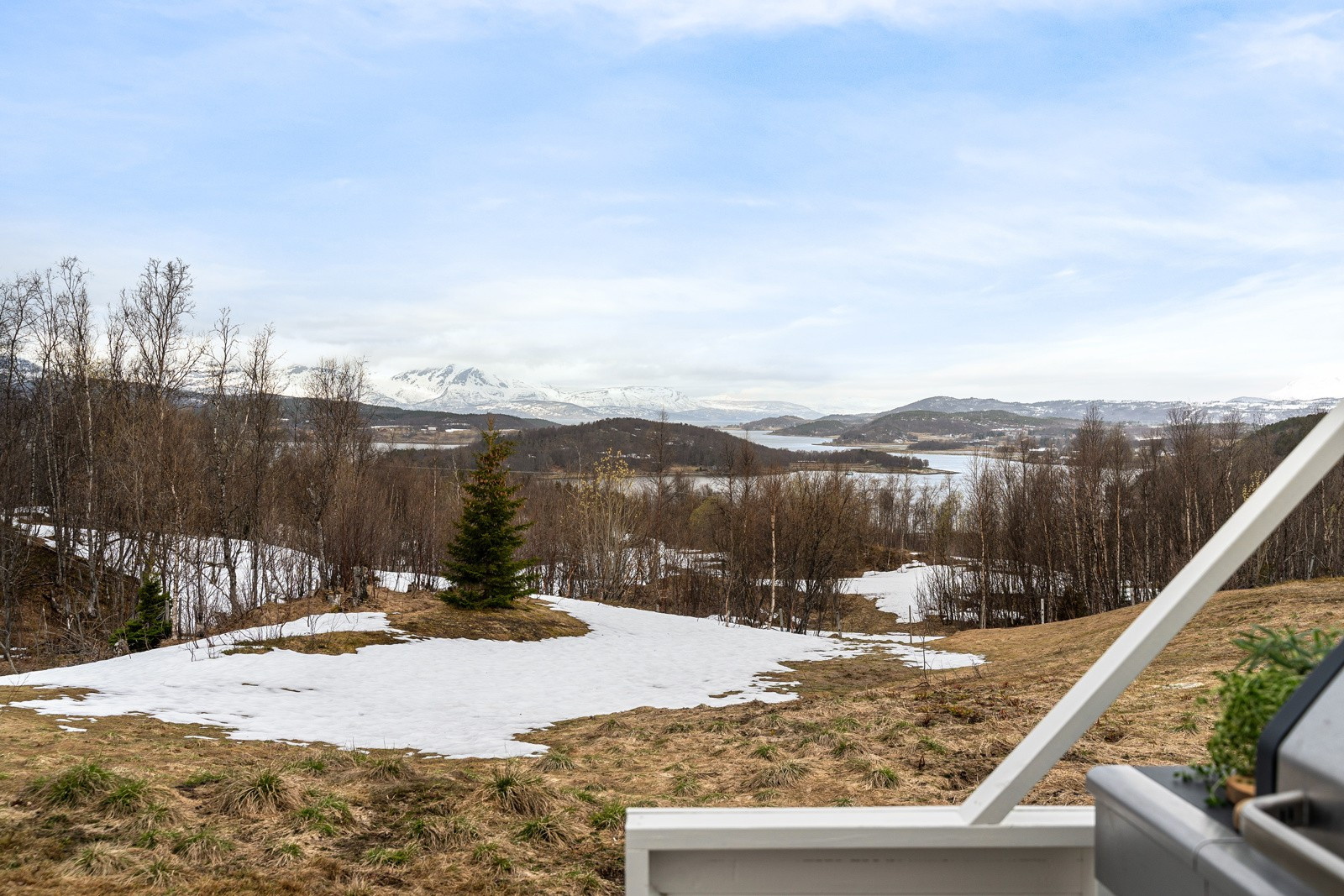 Naturskjønne omgivelser med ro, frihet og nærhet til naturen.