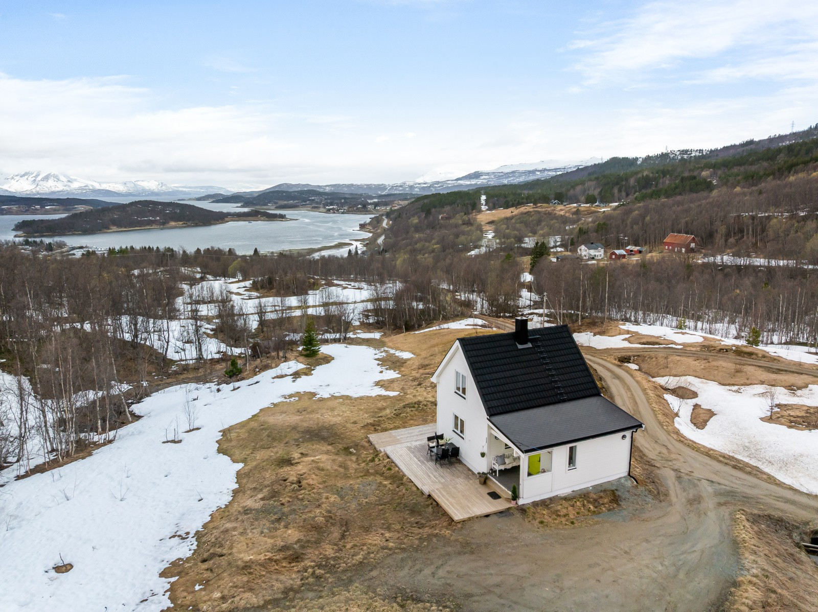 Bolighuset har gjennomgått betydelige oppgraderinger og fremstår som lyst, innbydende og funksjonelt.
