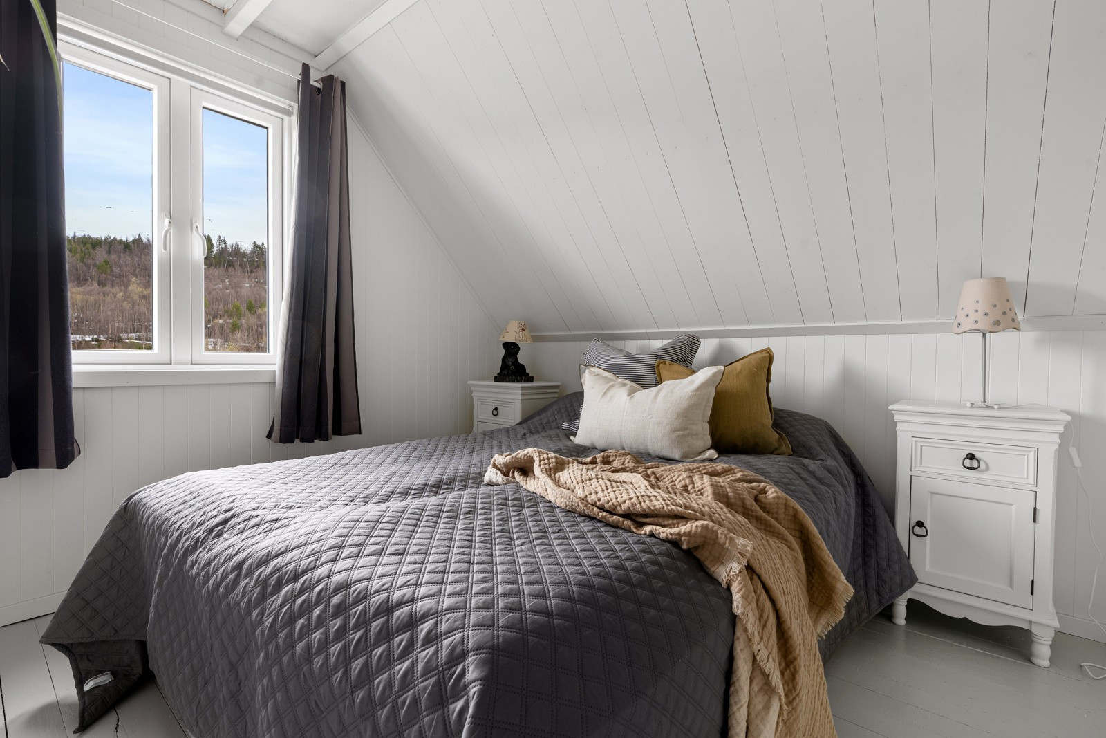 Boligen har 3 soverom i loftsetasjen. Hovedsoverom med plass til stor seng.