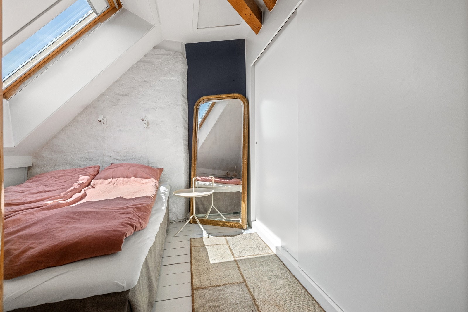 Takvinduer som gir en lys og åpen romfølelse Galleribilde