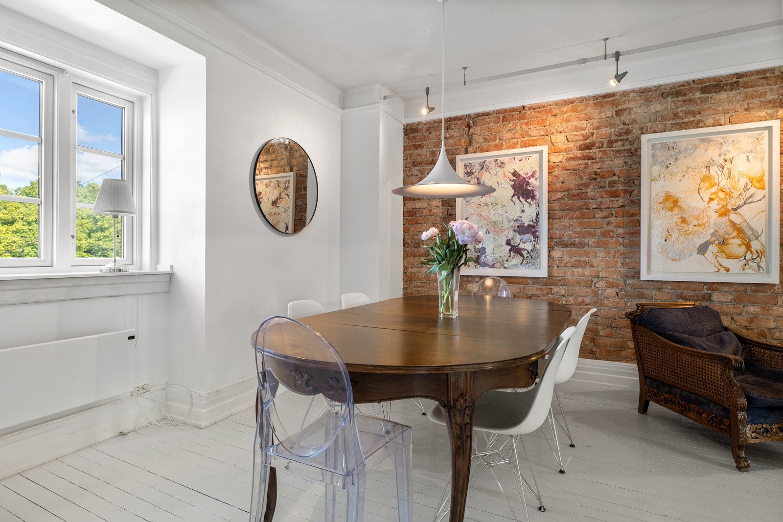 Det er naturlig plass for et langbord mellom stue og kjøkken Galleribilde