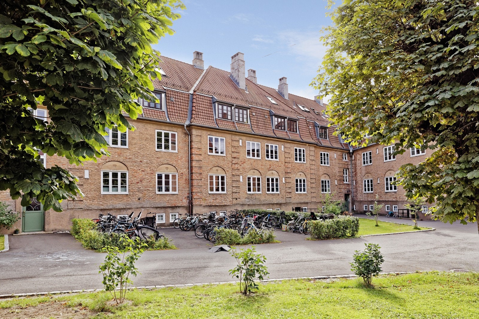 Både åpen og lukket sykkelparkering Galleribilde