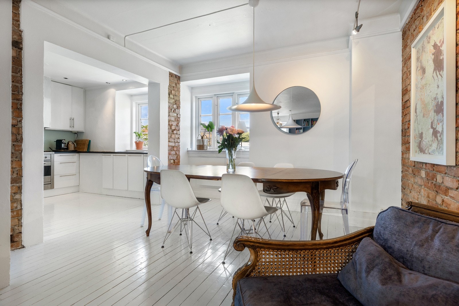 Stuen er pusset opp i senere år med ny belysning, malte gulve m.m. Galleribilde