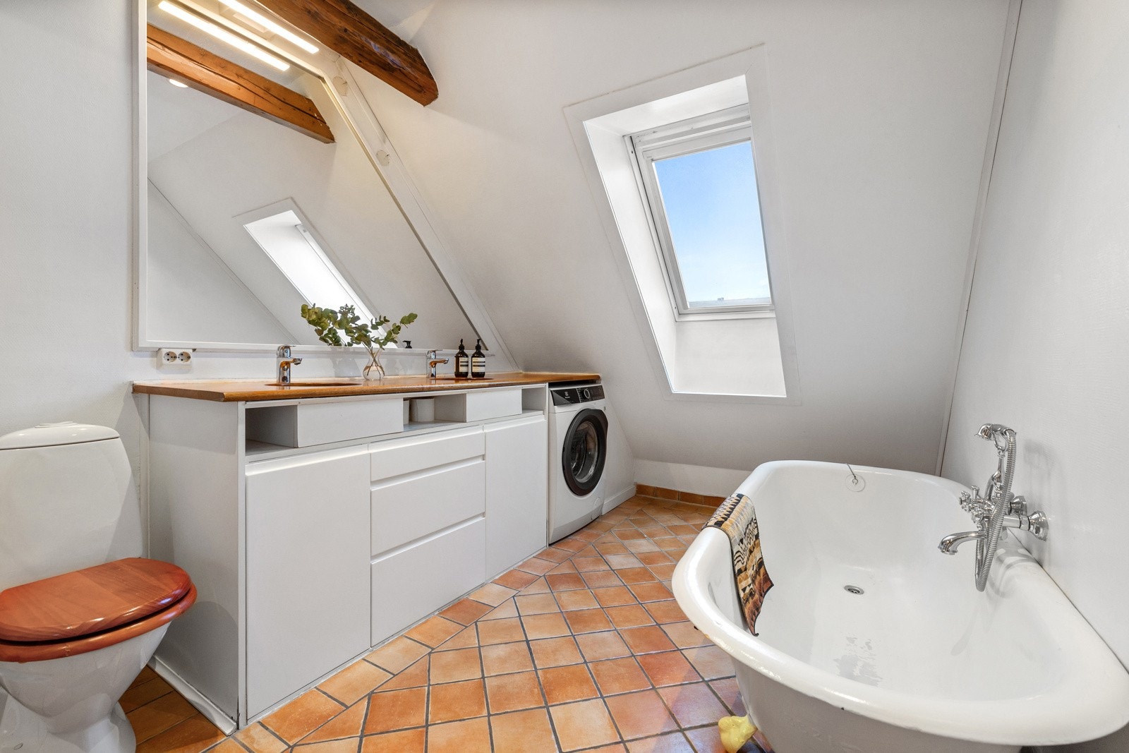 Frittstående badekar og opplegg for vaskemaskin med tørketrommel Galleribilde