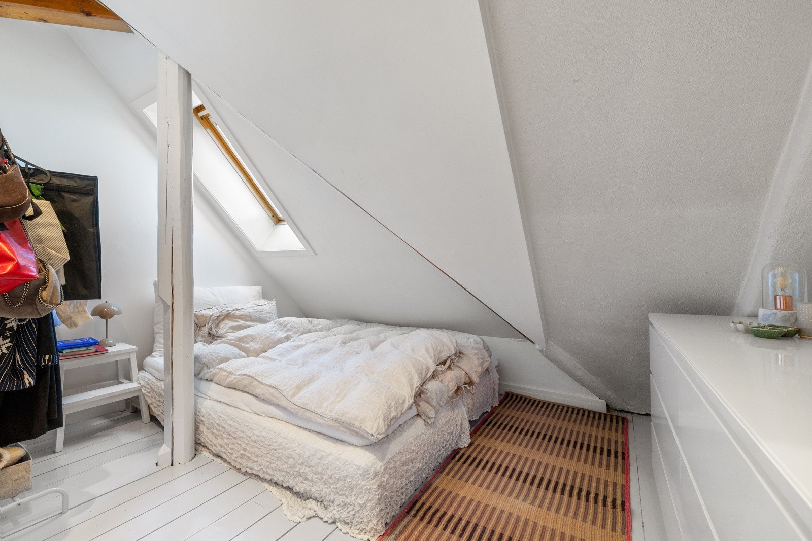 Soverom 2 er et pent soverom, med plass for dobbeltseng og garderobeløsninger Galleribilde