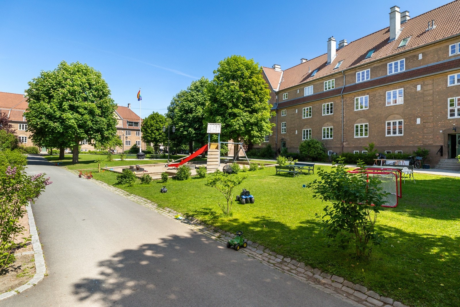 Beboerne disponerer store og vakre fellesarealer, nærmest en egen park Galleribilde