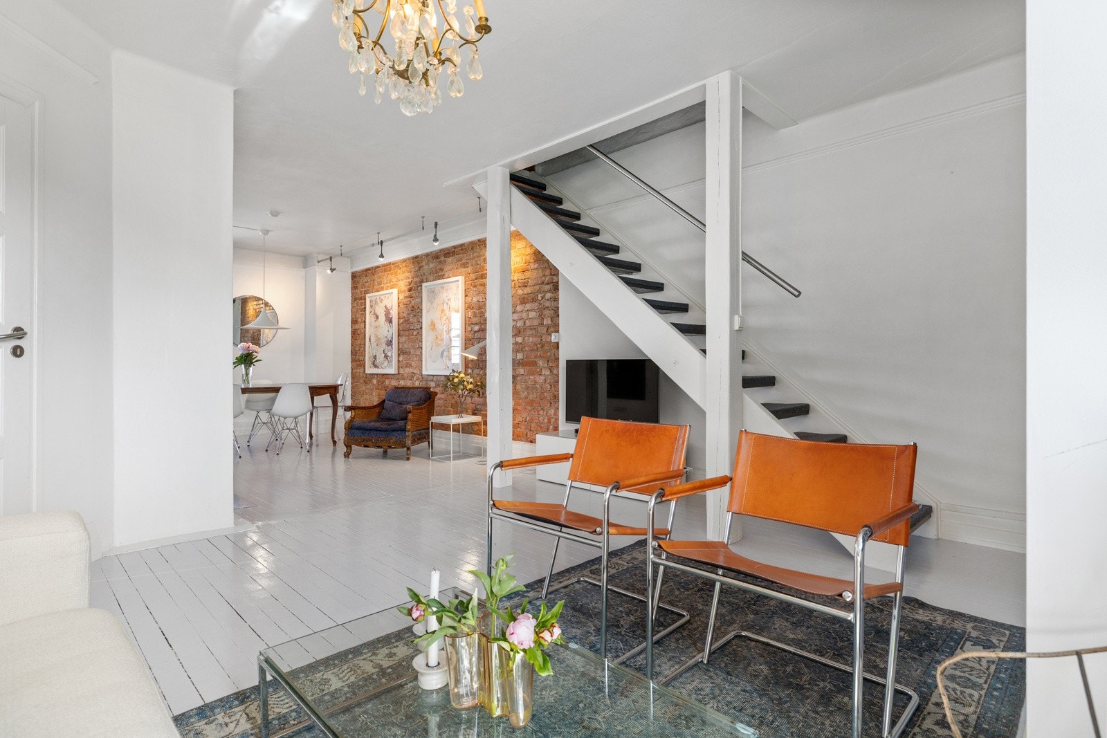 Malt tretrapp med stein trinn opp til 4-etasje Galleribilde