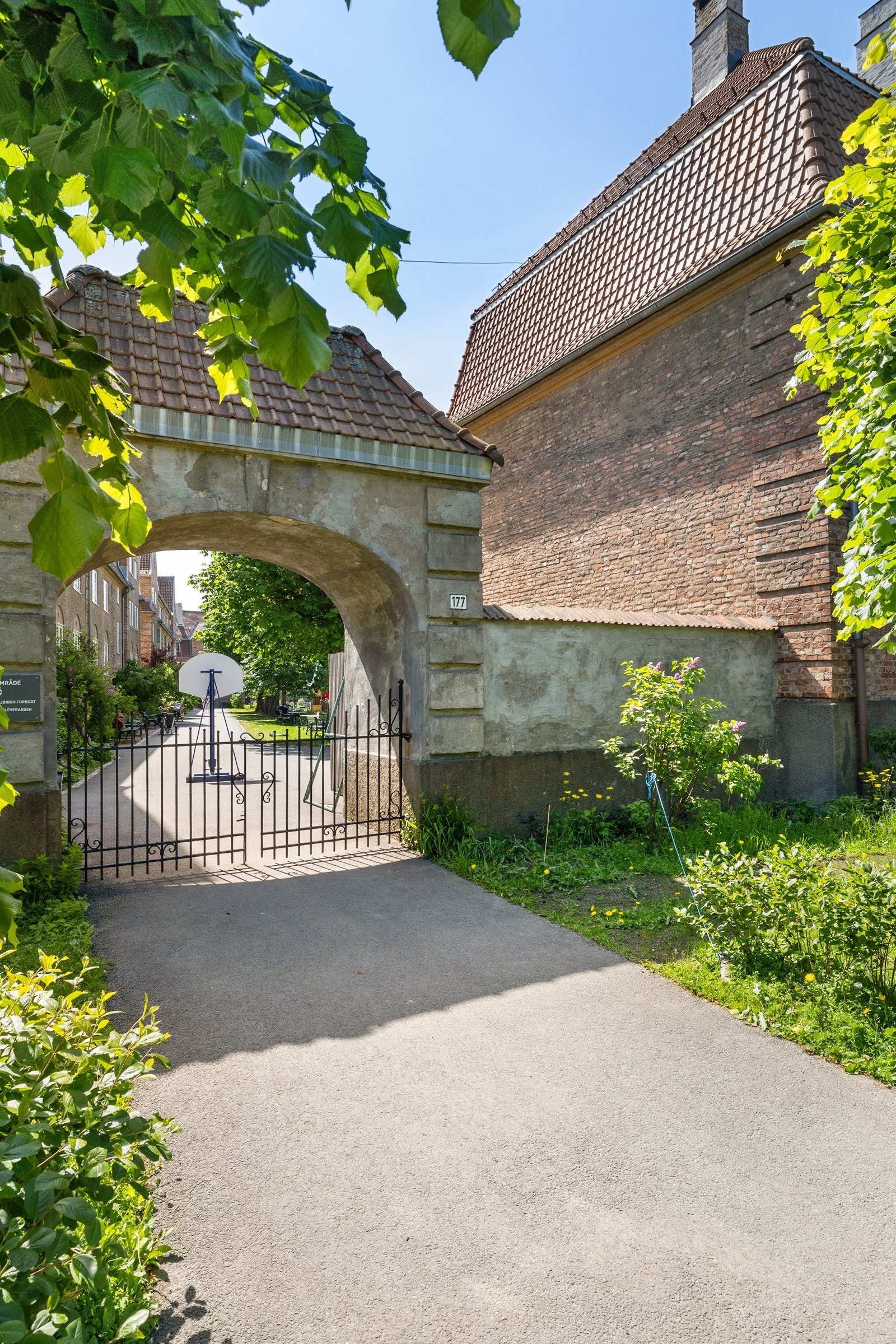 Området kjennetegnes av ærverdige teglsteinsbygg i nybarokk-stil med store bakhager og buede gater Galleribilde