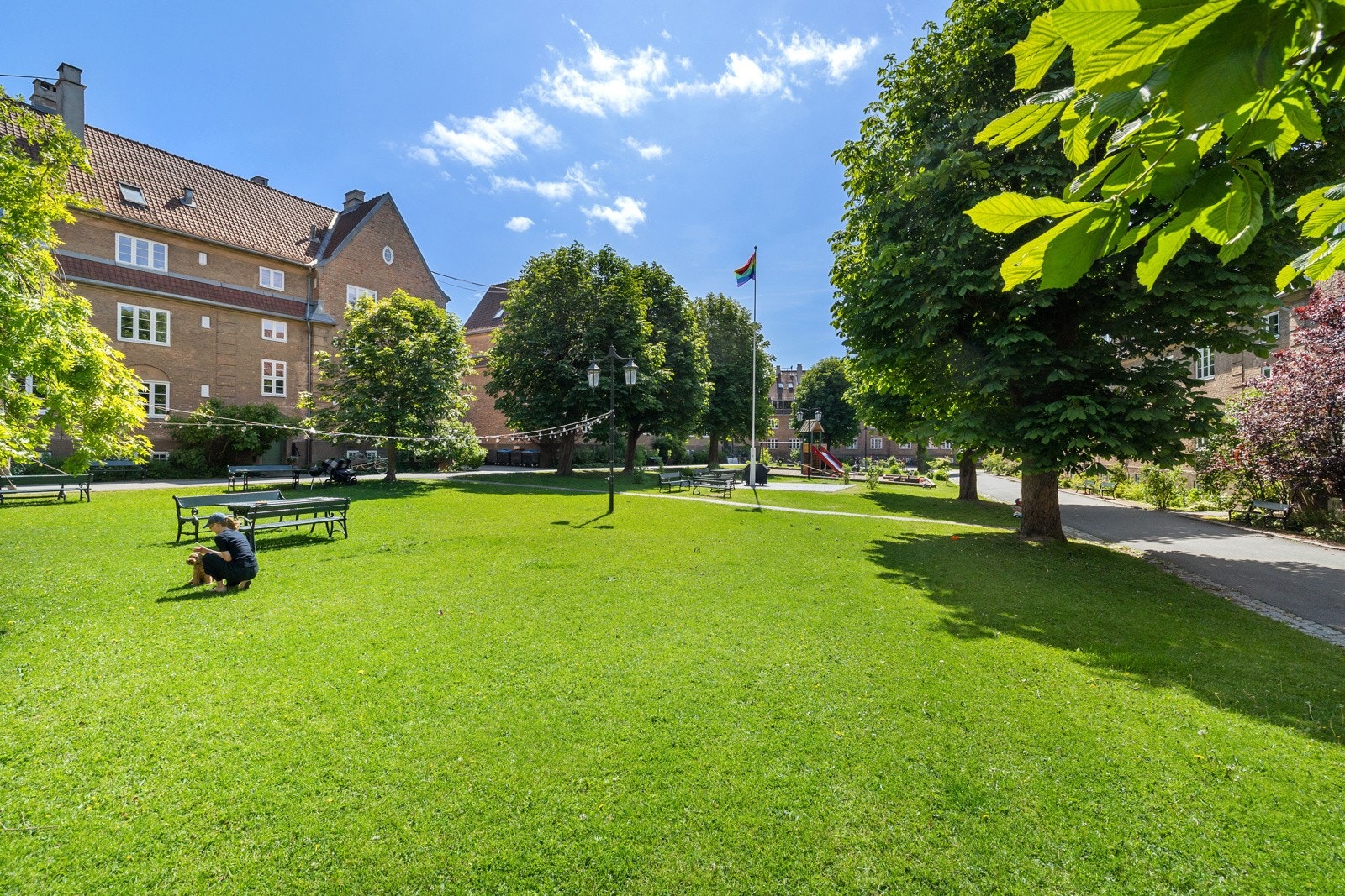 Bakgården er et naturlig møtested for lek, grilling og andre hyggelige sammenkomster Galleribilde