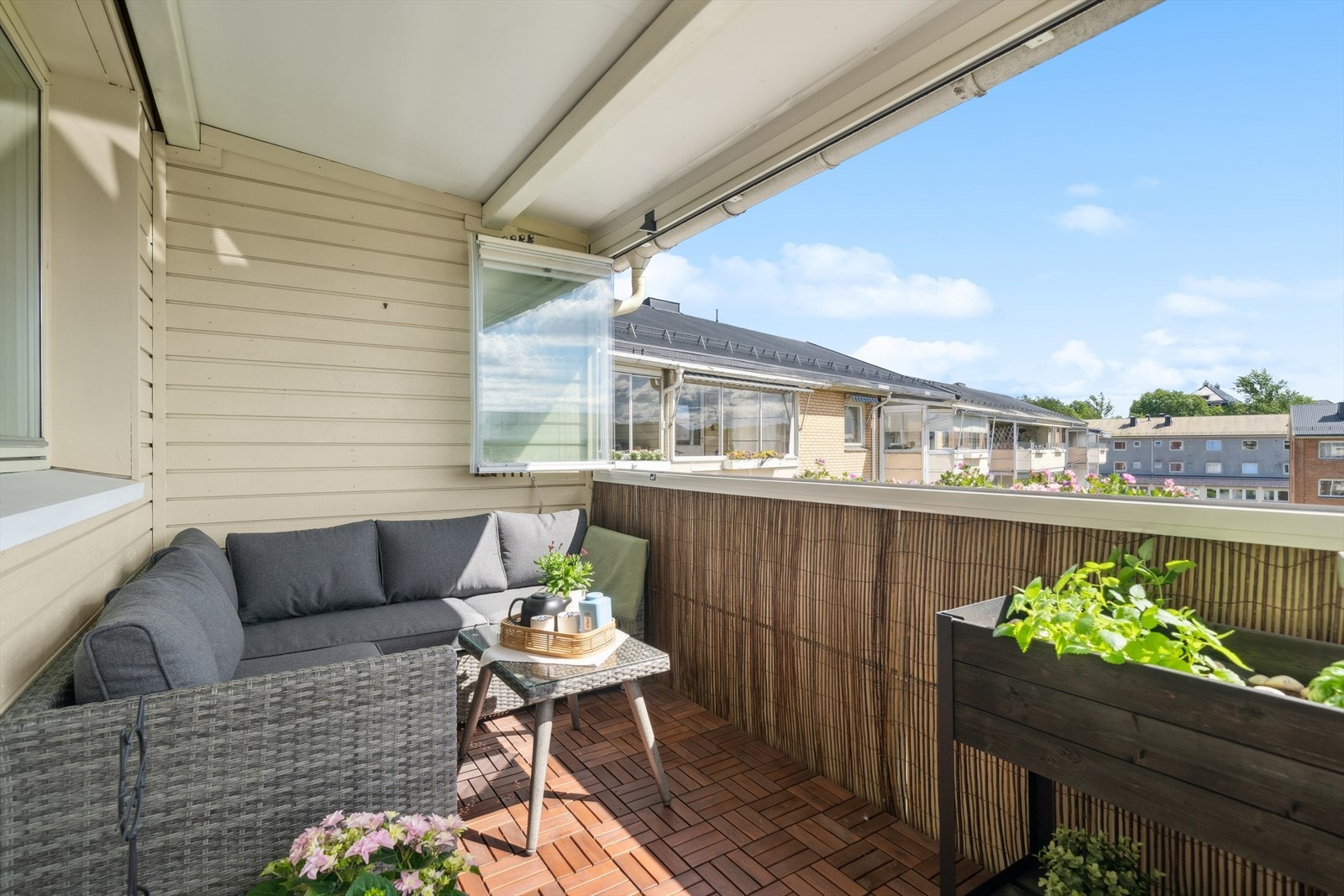 Lun og skjermet uteplass med plass til både sittegruppe og blomsterkasser. Galleribilde